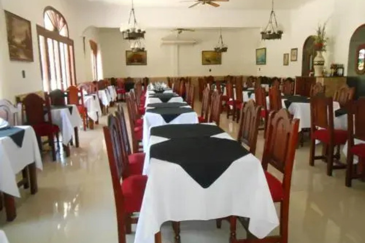 Dining 2 of 4