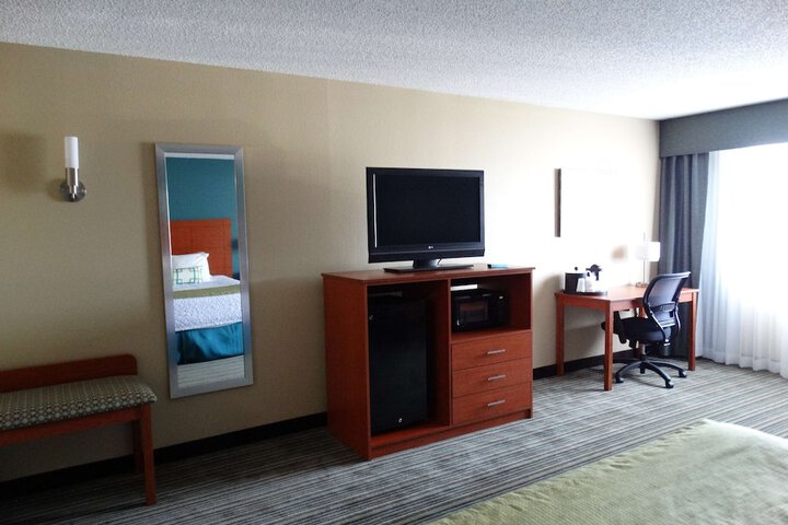 1 King Accessible Comms Assist Bathtub Microwave, Refrigerator Sofa Bed Full Breakfast (13 of 19)