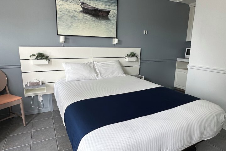 1 Queen Bed (5 of 29)