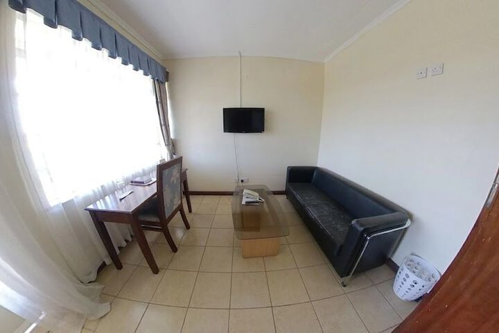 Lounge 22 of 32