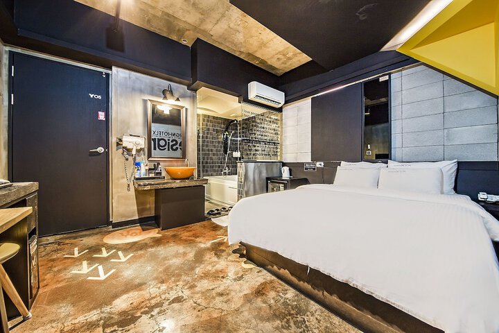 Room 3 of 10