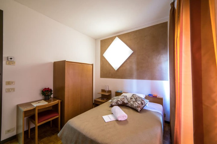 Room 26 of 38