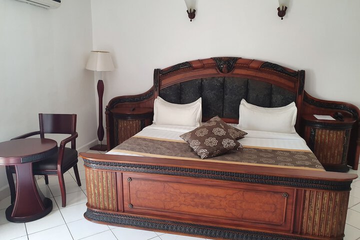 Room 4 of 13