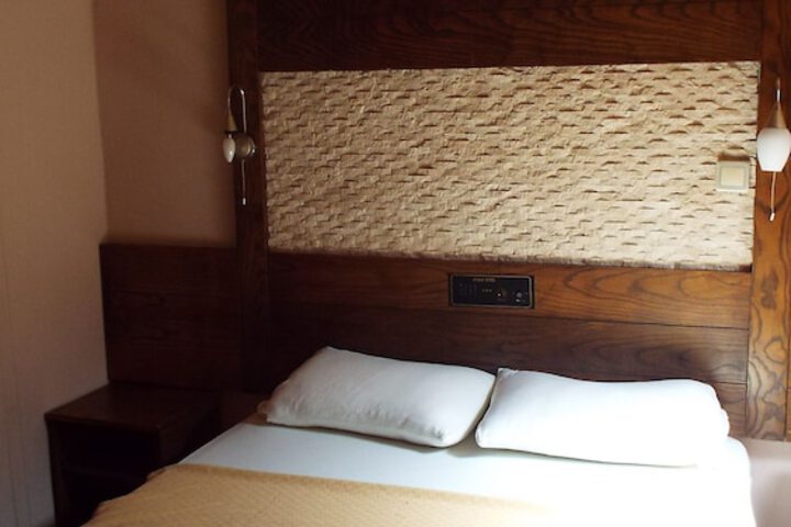 Room 8 of 19