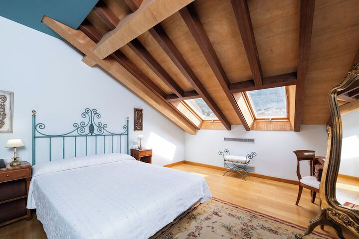 Room 9 of 18