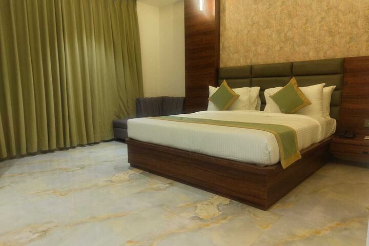 Room 4 of 15