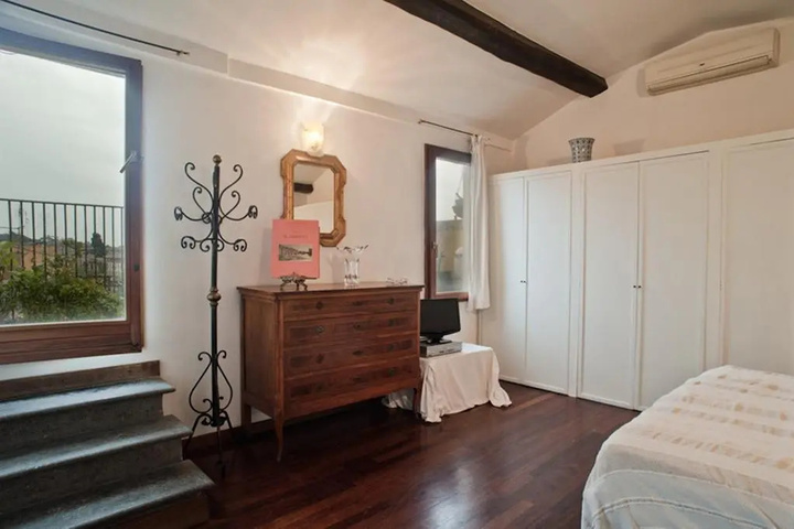 Room 2 of 9