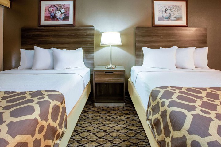 2 Queen Beds (1 of 14)
