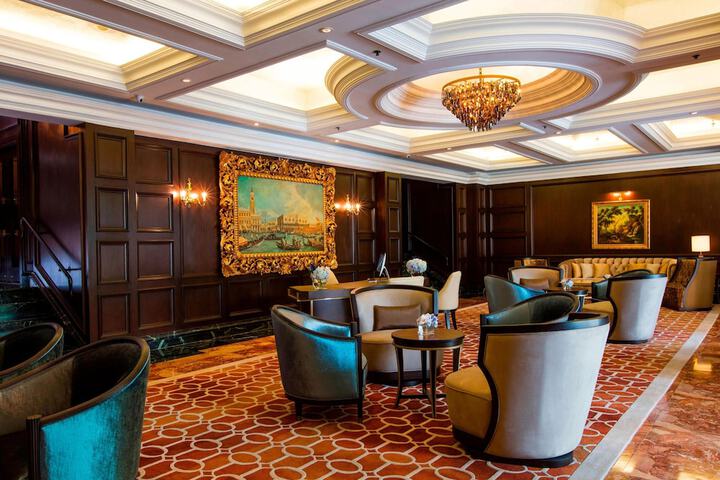 Lounge 58 of 74