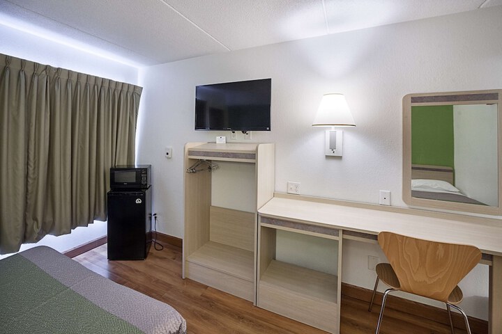 1 King Bed Refrigerator (7 of 10)