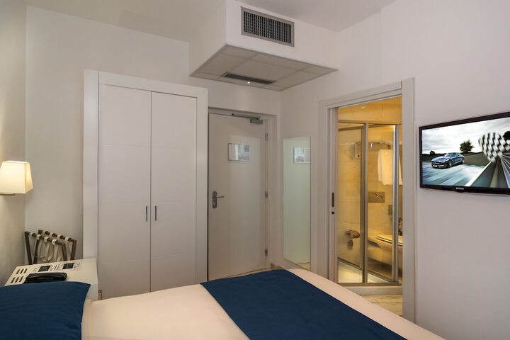 Room 13 of 31