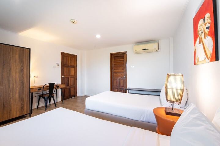 Room 35 of 185