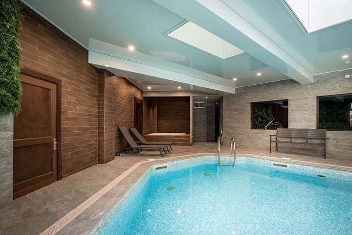 Pool Hotel