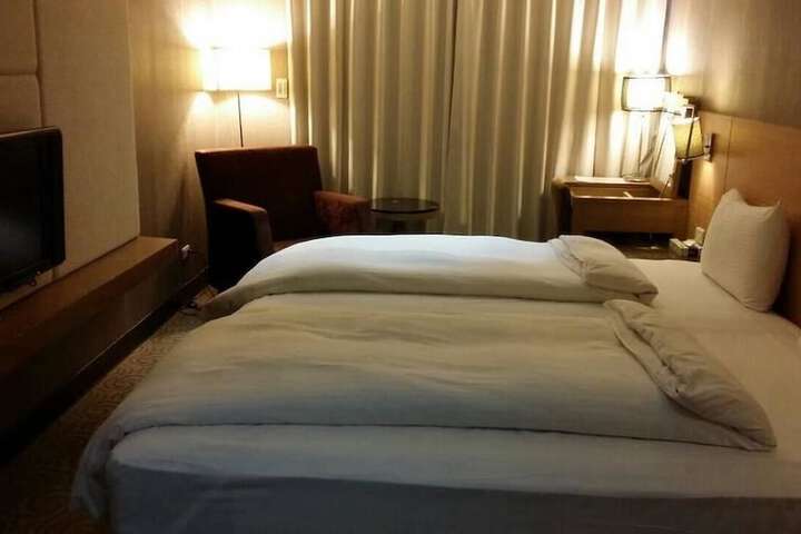 Room 13 of 35