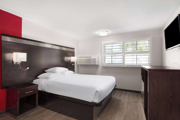 Room 4 of 41