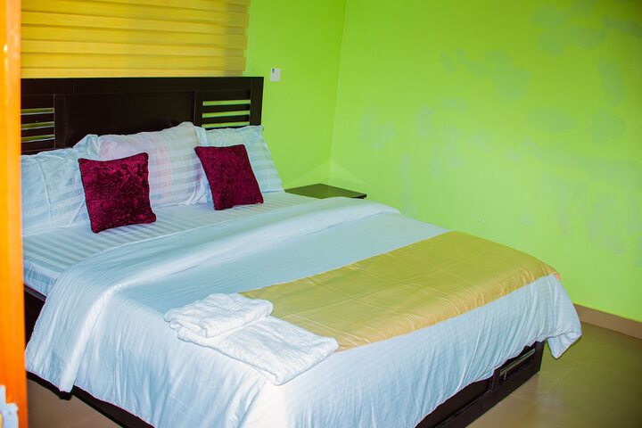 Room 5 of 8