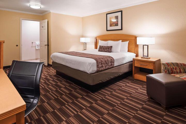 1 King Bed (5 of 8)