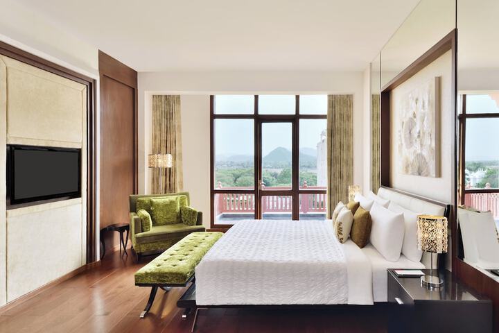 Room 33 of 77