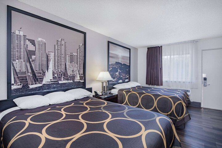 1 Queen Bed (9 of 12)