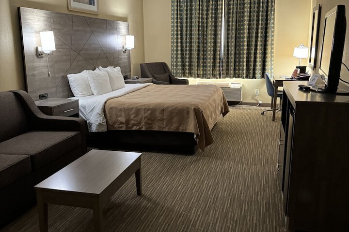 1 King Bed (4 of 17)