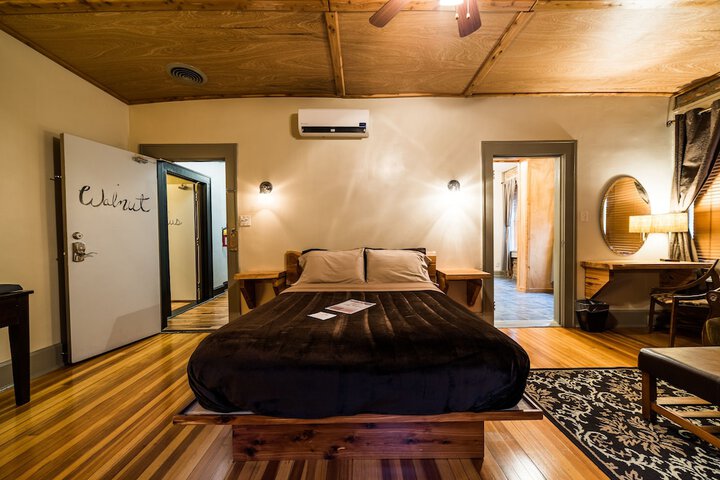 Room 5 of 68
