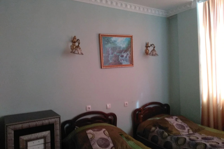 Room 6 of 10