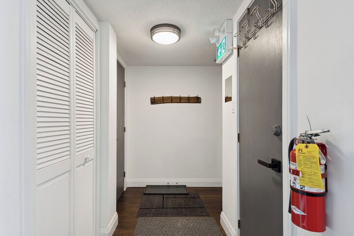 Room 83 of 402