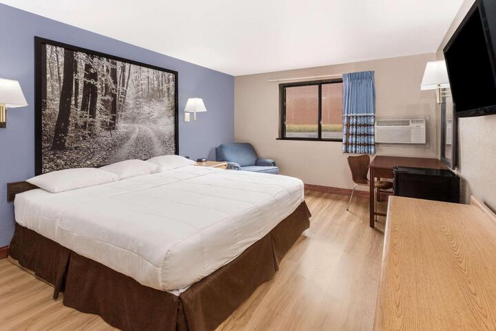 1 Queen Bed Accessible Room (11 of 18)