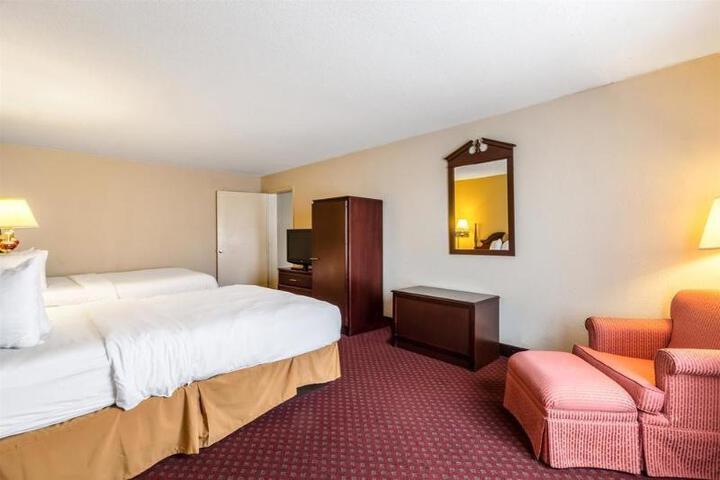 2 Queen Beds (7 of 11)