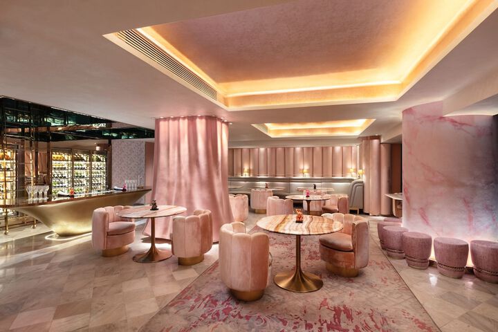 Lounge 166 of 220