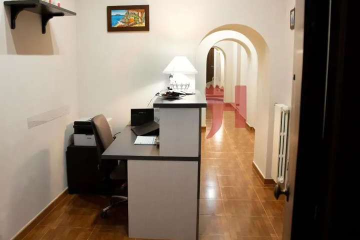 Room 4 of 8