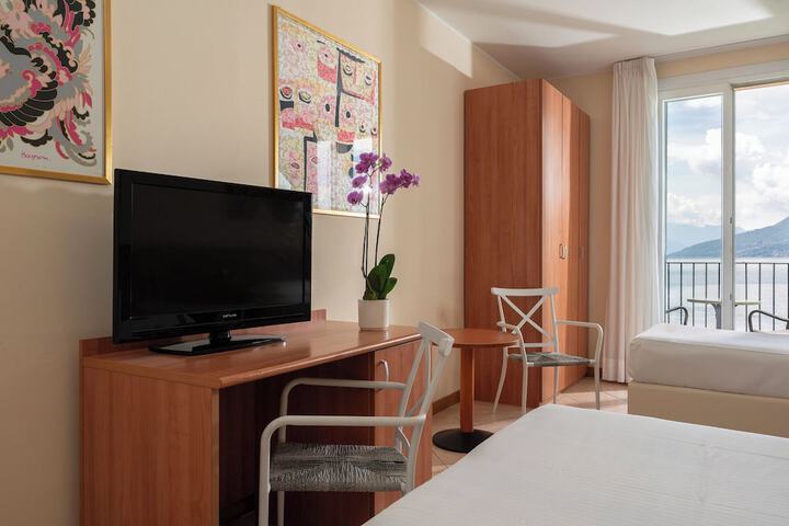 Room 12 of 128