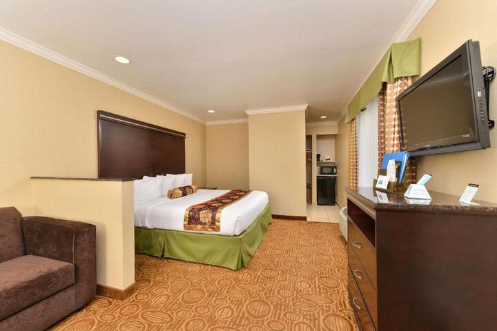 1 King Bed Accessible (11 of 18)