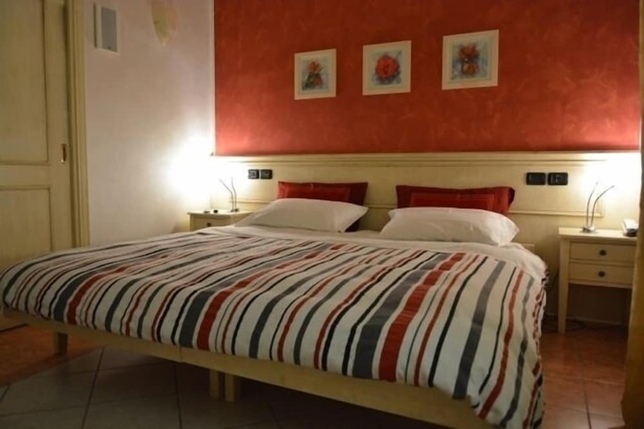 Room 33 of 76