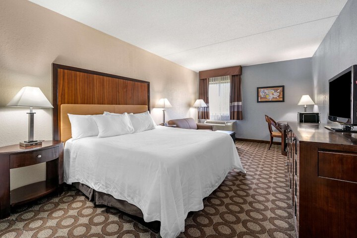 Standard | King Bed (4 of 13)