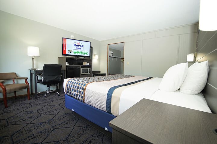 Deluxe King Bed (8 of 14)