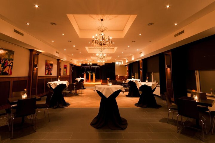 Ballroom/Hall 29 of 30