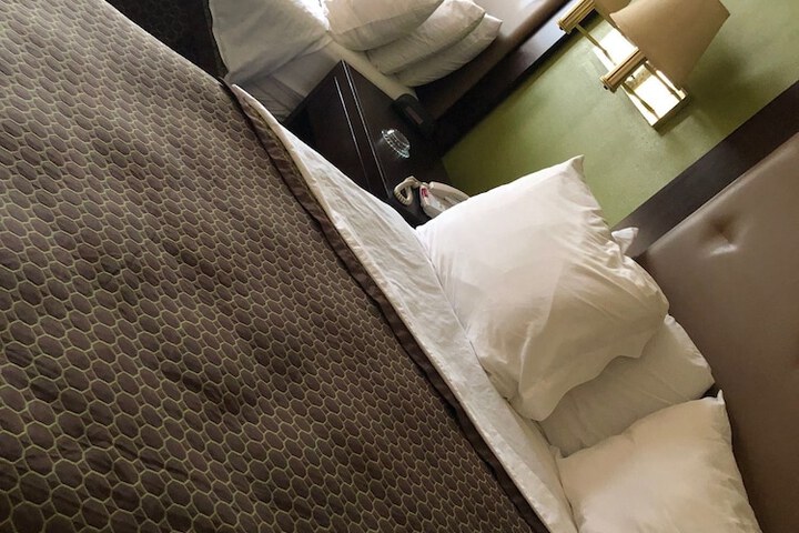 Room 4 of 12