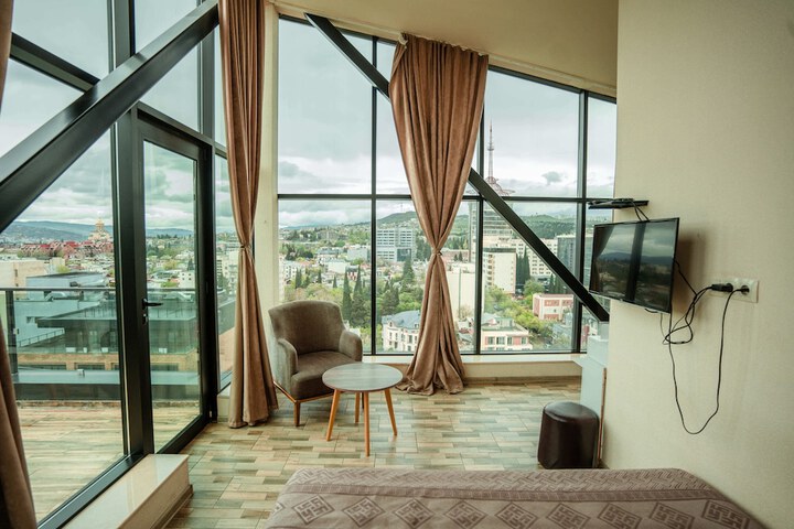 Room 4 of 16