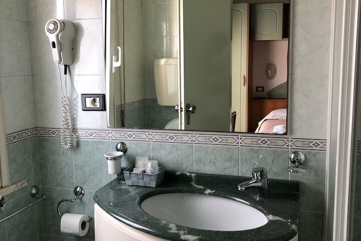 Room 35 of 38