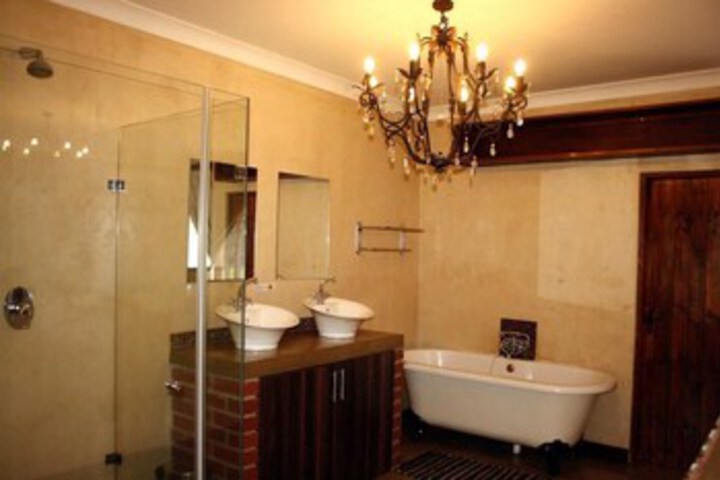 Room 10 of 33