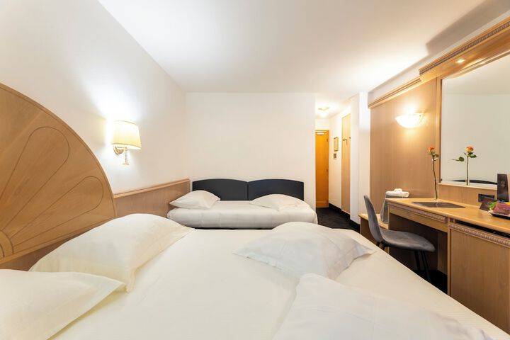 Room 32 of 180
