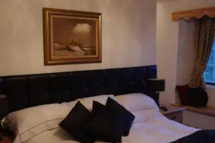 Room 4 of 9