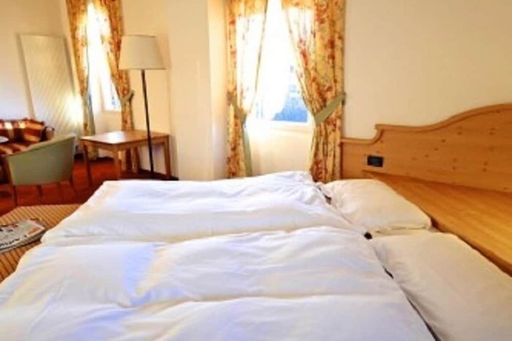 Room 6 of 42