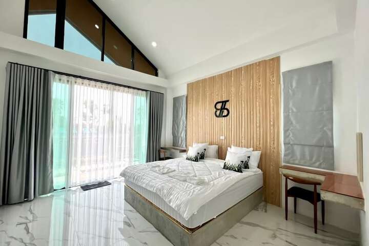 Room 8 of 32