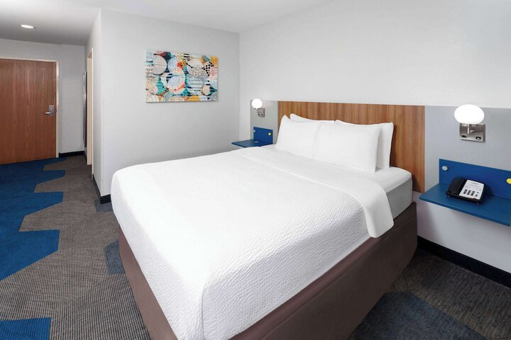1 Queen Bed (14 of 20)