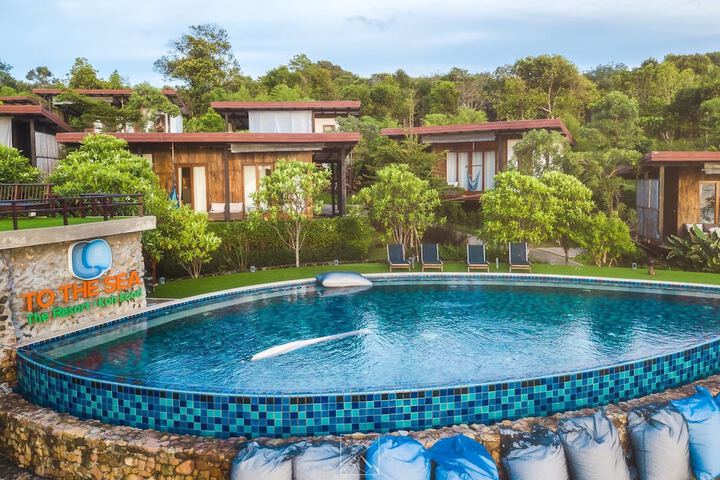 Hotel with Pool