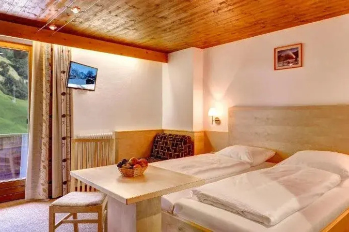 Room 4 of 14