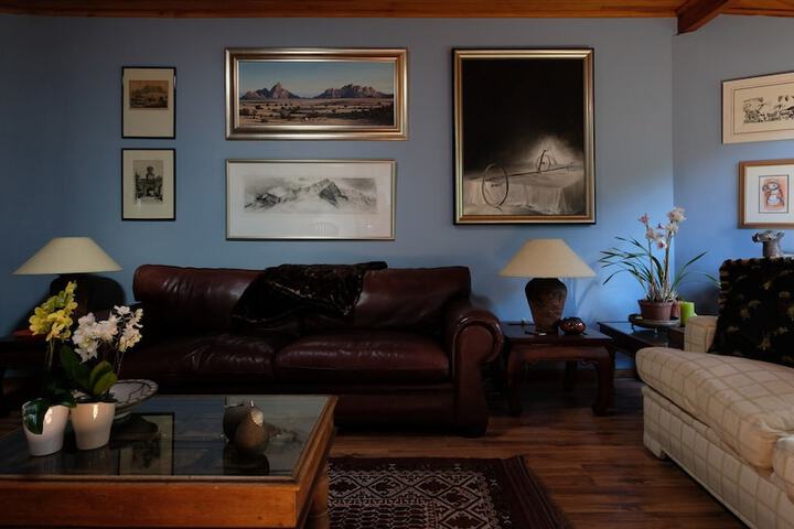 Lounge 27 of 35