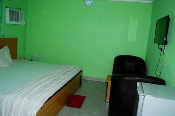 Room 13 of 16